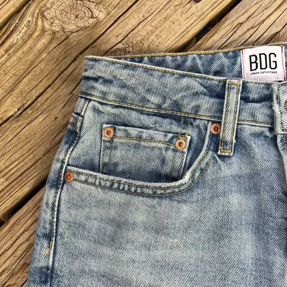 BDG Women's 90's Long Inseam Short Denim Light Wash Size 24